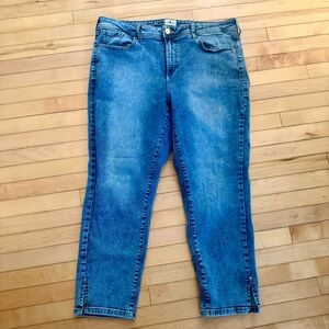 Slightly Curvy Blue Cropped Jeans